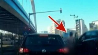 Lipsit de inhibitii sau nebun? Un tanar a defilat dezbracat complet, printre masini, in centrul Bucurestiului