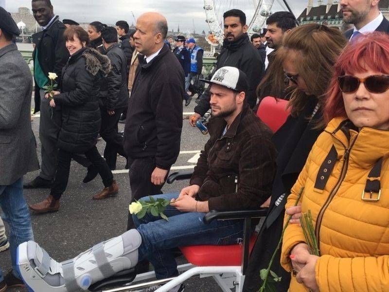 Andrei, in scaun cu rotile, pe Podul Westminster