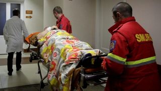 Doi muncitori au fost dusi la spital cu arsuri grave, in urma unui accident la fabrica de vagoane marfa Astra Arad