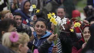 Protest al florarilor in Piata Universitatii. 150 de oameni scandeaza in centrul Capitalei