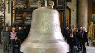 Primul clopot al Catedralei Mantuirii Neamului are basorelief cu chipul Patriarhului Daniel. Este cel mai mare din Europa si a costat jumatate de milion de euro