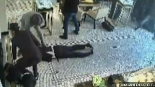 Imagini spectaculoase cu cei 6 romani care au bagat spaima in politistii din Marea Britanie! In doar cateva minute, au furat ceasuri de 400 de mii de lire