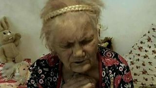 O batrana de 70 de ani din Capitala ar fi fost inselata de samsarii imbiliari si batuta cu salbaticie sa plece din garsoniera: "Mi-a pus mana la gura sa nu mai tip"