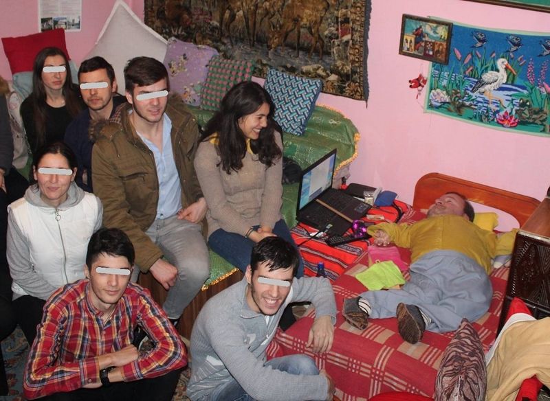 Sorin are multi prieteni care-l viziteaza mereu