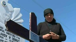 Pe mormantul fiului lor a aparut chipul ucigasului, sustin parintii unui tanar din judetul Tulcea care a avut parte de o moarte ciudata