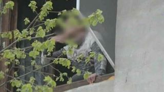 Politistii buzoieni pusi fata in fata cu o femeie suparata pe barbati! Cu un picior atarnat de la etajul 3, femeia a facut un adevarat circ