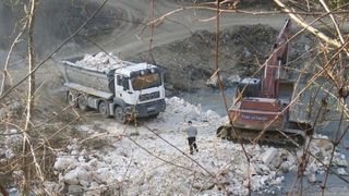 Accident ecologic in Muntii Apuseni - "Situatia este delicata. Nu o putem gestiona singuri" - Un baraj de decantare s-a spart, iar material poluant s-a deversat in apa