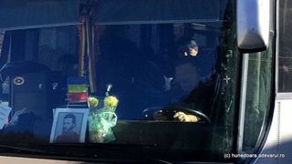 Sofer hunedorean, amendat cu 4.000 de lei pentru ca a pus icoana lui Arsenie Boca pe bordul autocarului