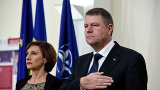 Cat de mult s-a schimbat Carmen Iohannis! Anii trecuti era doar in vizite in strainatate, acum e implicata in actiuni umanitare