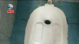 Daca te apuca nevoile fiziologice cand te afi in institutiile publice din Romania, mai bine te abtii. Este groaznic ce se ascunde in toalete