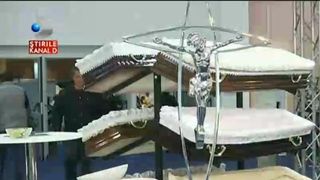 Sicrie batute in cristale si cu manere de aure, lenjerii de matase, telefoane in cosciug si machiaje pentru morti. Inmormantari de zeci de mii de euro pentru..niste trupuri fara viata. Cum merge afacerea cu pompe funebre