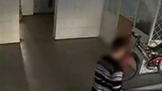 Mare atentie unde va lasati bicicletele si cat! Imagini uluitoare surprinse de o camera video: un hot pleaca cu o bicicleta in mai putin de 5 secunde