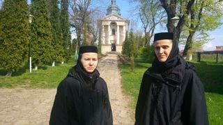 Scandal cu maicute intr-o manastire din Iasi. Doua surori spun ca au fost batute de cele cu care imparteau chilia. Le-au luat lucrurile si le-au dat afara din biserica