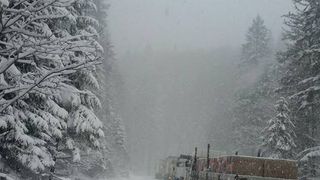 Vremea a luat-o complet razna! Ninsoare abundenta cu o saptamana inainte de Paste. Unde se intampla fenomenul meteo