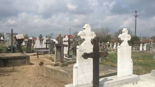 Mortii dintr-un cimitir din Dolj, "impartiti" intre doua localitati. Oamenii sunt revoltati