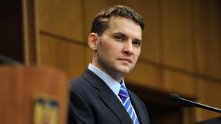 "Dan Sova a ramas un VIP care nu sta la cozi". Fostul ministru si-a schimbat permisul auto fara sa stea la rand