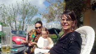 Sabina Patriciu (dreapta), alaturi de Dana, fiica sa cea mare, si de nepotica