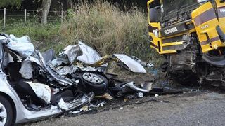 6 elevi din Mehedinti au fost raniti grav in urma unui accident rutier - Microbuzul in care se aflau a fost avariat serios