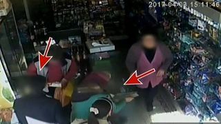 Un pensionar inghesuie si fura pensionare prin magazine. Ar trebui sa ii fie rusine pentru faptele sale