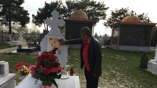 Lacrimi amare la mormantul Ilenei Ciuculete! Doi barbati au plans ore intregi la locul de veci al cantaretei! "E o mare tragedie!" FOTO & VIDEO EXCLUSIV