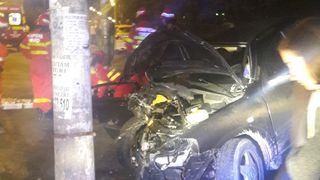 Accident cumplit in Capitala, azi-noapte! Doua persoane, sot si sotie, au murit dupa ce masina condusa de fiul lor a lovit o masina si a intrat intr-un stalp