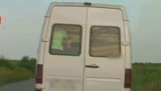 Imagini scandaloase, intr-un microbuz care transporta elevi la scoala. O tanara a descris situatia strigatoare la cer pe un site de socializare.