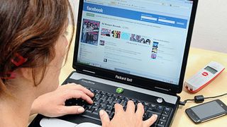 Situatie incredibila intr-o scoala din Targu Jiu. Mai multi elevi vor avea nota scazuta la purtare pentru ca au dat "Like" unei fotografii pe Facebook