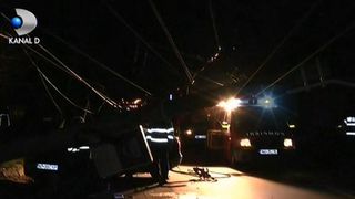 Au vrut senzatii tari pe 4 roti si au ajuns sa darame un stalp de inalta tensiune! 4 tineri au fost la un pas de moarte, dupa ce au facut un accident demn de filmele de actiune.