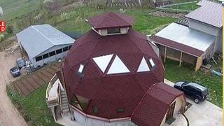 O familie din Iasi si-a construit o casa fara colturi. Costurile domului sunt mult mai mici in comparatie cu o casa normala