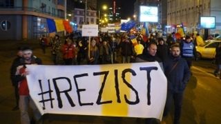 Protest la sediul PSD, cu galeti rosii pe care scrie "PSD, ia-ti mita inapoi!" si "Galeata, galetusa, vrem PSD pe tusa"