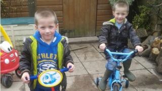 O mama s-a dus la mormantul fiului ei si s-a rugat sa primeasca un semn de la el. Ce s-a intamplat in secundele urmatoare este incredibil. Femeia a izbucnit in lacrimi