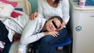 Mama fetei operate de Gheorghe Burnei s-a transformat in "ingerul copiilor de la Marie Curie"! Emiliana Iliescu isi petrece duminicile alaturi de micutii internati la sectia de "Ortopedie"