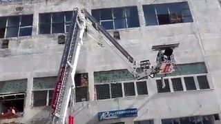 Barbat supraponderal, gasit mort pe o cladire inalta din Botosani. Misiune dificila pentru pompierii sa-l dea jos