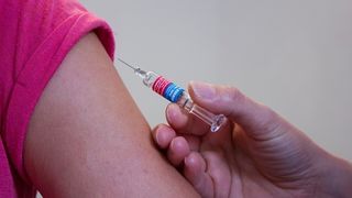 Inscrierea copiilor in colectivitate, numai dupa prezentarea dovezii vaccinarii. Parintii isi asuma in scris refuzul imunizarii si pot fi acuzati de rele tratamente daca nu isi vaccineaza copiii - proiect
