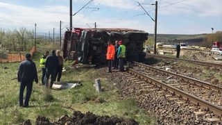 Autobasculanta, lovita de un tren in zona Jucu, in judetul Cluj. Soferul masinii a fost ranit