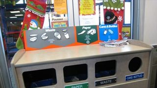 A ramas fara piele pe mana din cauza unui cos de gunoi dintr-un fast-food. Cazul socant al unui copil de patru ani: "I se vedea osul"