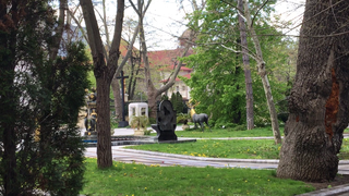 Poftiti in gradina lui Gigi Becali de la palat! Cea mai spectaculoasa portiune din proprietatea latifundiarului din centrul Capitalei. Are fantana si cerbi placati cu metale pretioase!