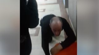 Pacient operat, lasat sa se tarasca pe holurile Spitalului Universitar din Bucuresti