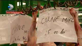 Carne de miel vanduta "pe genunchi", in conditii mizere. Imagini revoltatoare cu negustori care transeaza marfa pe trotuar, apoi o vand clientilor