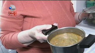 Saraci si umiliti. Cu o pensie de cativa lei pe luna, batranii nostri isi permit sa manance un ou la doua zile. De friptura de miel sau traditii de Paste nici nu se pune problema