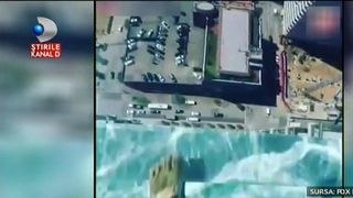 Pisicina de lux pentru cine vrea sa se rasfete. Vrei sa inoti la 120 de metri deasupra solului? Cat costa un astfel de capriciu