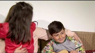 Ei sunt romanii care au facut senzatia la metroul din Paris! S-au intors acasa si  vor sa faca sarbatorile alaturi de cei doi copii ai lor. Mario si Maya au o mare drama ascunsa