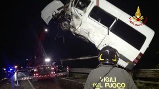 Opt romani au fost raniti, iar un italian a murit intr-un accident rutier grav produs in nordul Italiei