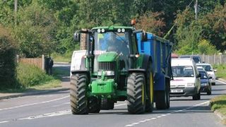 Conducerea unui tractor pe drumurile publice de catre o persoana fara permis nu este infractiune