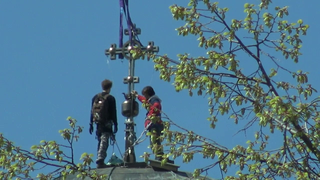 Au inceput pregatirile pentru Paste la bisericile din Bucuresti - O cruce uriasa a fost montata pe cupola unui lacas de cult din Capitala