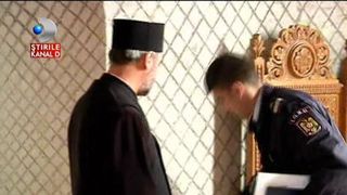 Pompierii au luat locul preotilor in altar. Autoritatile au pregatit bisericile pentru noaptea de Inviere. Doamnelor si domnisoarelor, mare atentie la par!