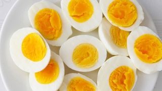 Cum sa fierbi ouale perfecte de Paste: metoda in sapte pasi care te scapa de galbenusul gri-verzui