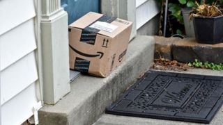 A comandat un ghiozdan pe net, dar a incremenit cand a desfacut coletul livrat de curier - Ce a gasit inauntru