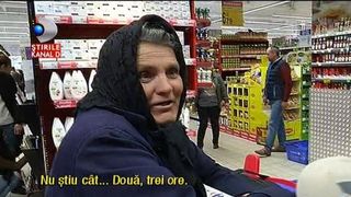 Romanii au devastat rafturile hipermarketurilor! S-a stat la cozi pentru cozonaci si cate 6 ore