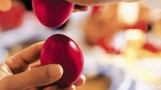 O face toata lumea, dar putini stiu care e semnifcatia. Preotii ne explica de ce se ciocnesc oua de Paste
.